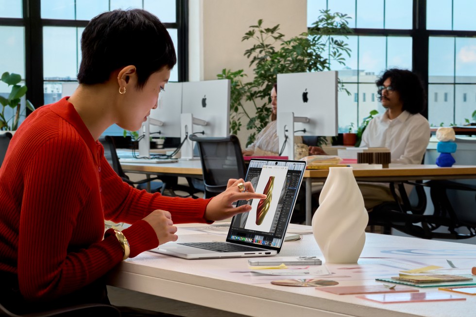 Používateľka ovláda nový MacBook Pro dotykom priamo na displeji